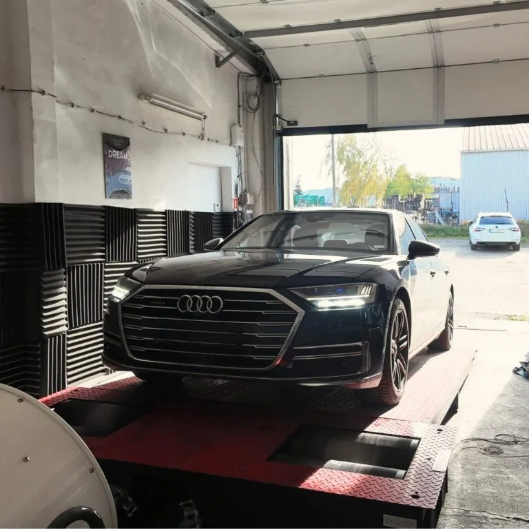 Samochód na hamowni w warsztacie Tuning Factory